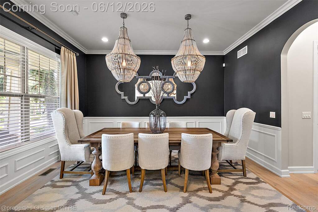 5 Bedroom Single Family Home/House's Image 3