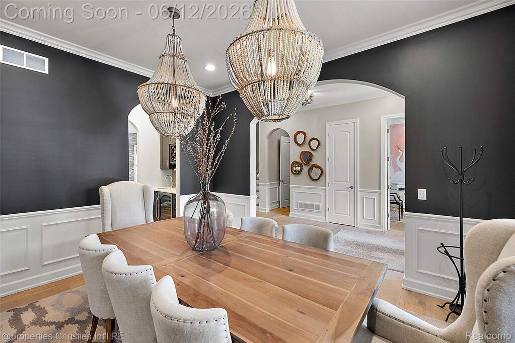 5 Bedroom Single Family Home/House's Image 4