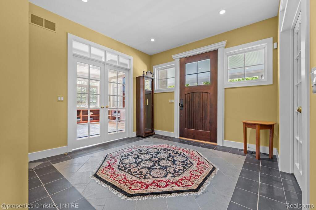 5 Bedroom Single Family Home/House's Image 7