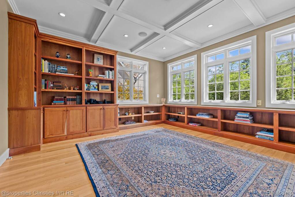 5 Bedroom Single Family Home/House's Image 8
