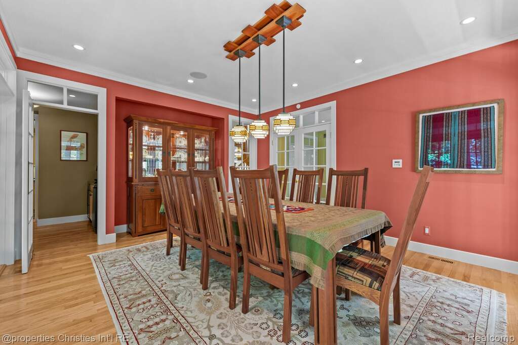 5 Bedroom Single Family Home/House's Image 10