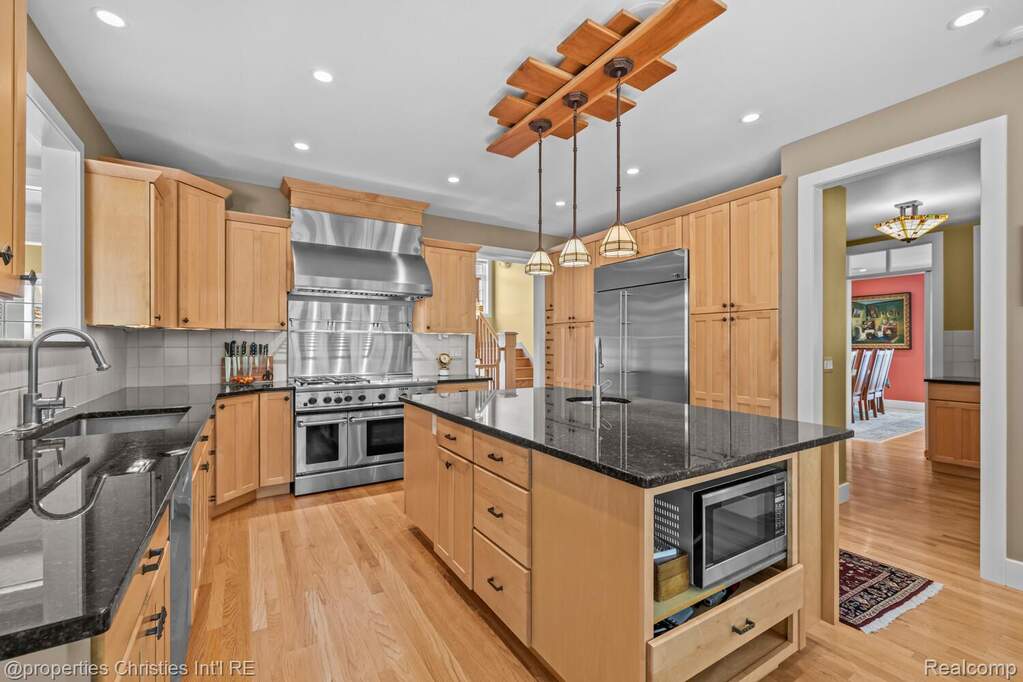 5 Bedroom Single Family Home/House's Image 14