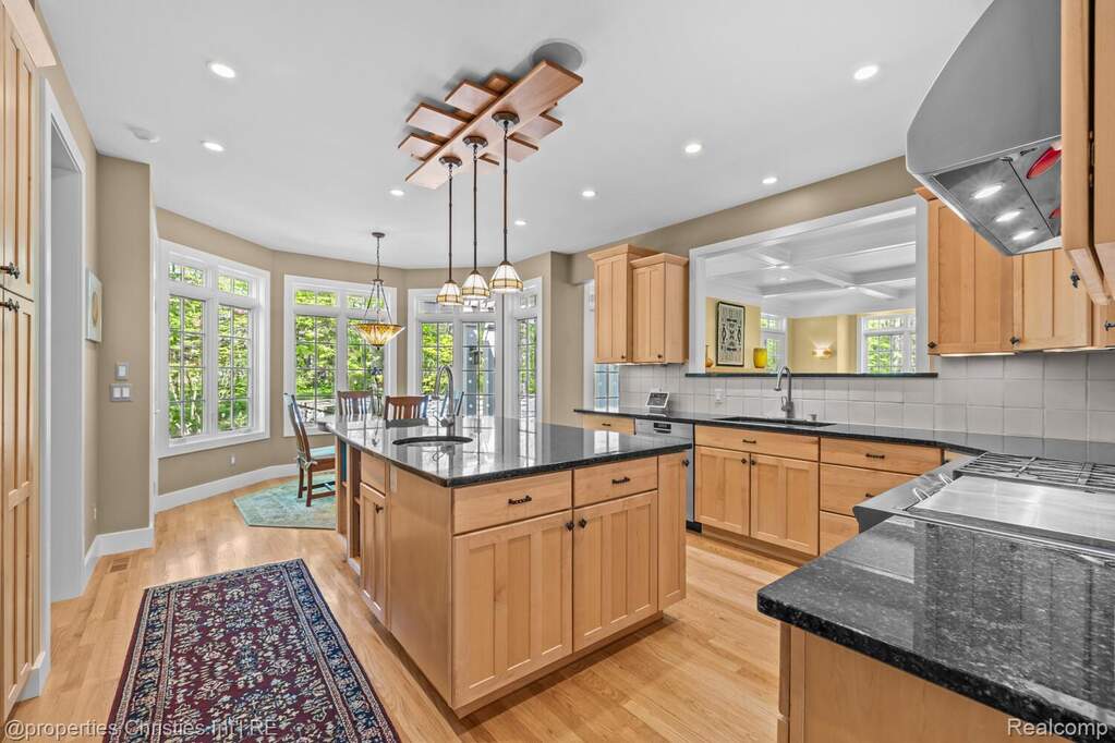 5 Bedroom Single Family Home/House's Image 15