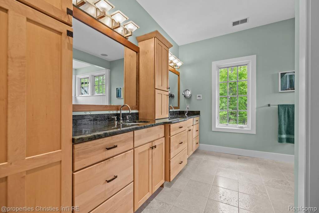 5 Bedroom Single Family Home/House's Image 28