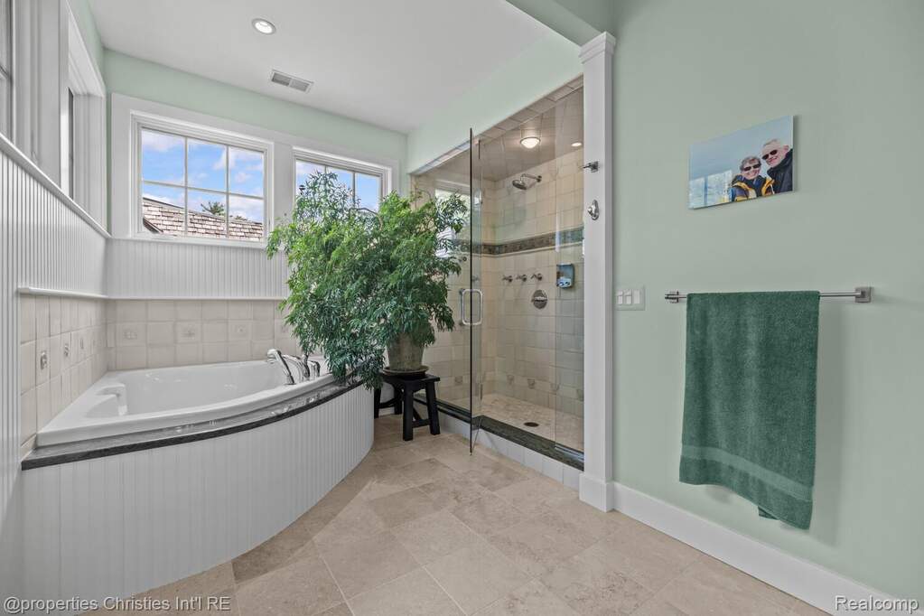 5 Bedroom Single Family Home/House's Image 29