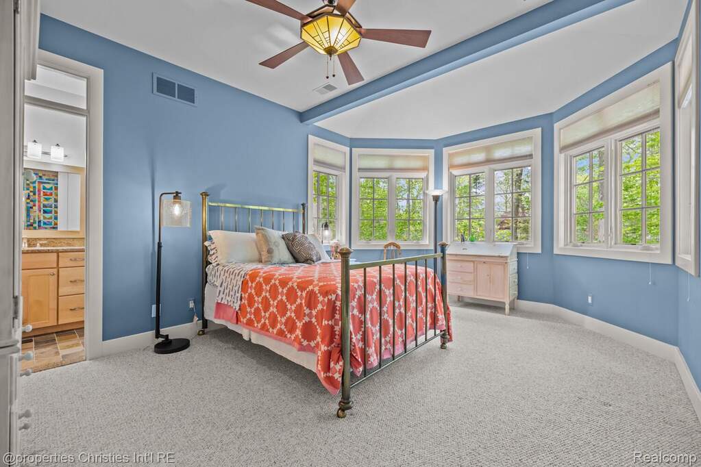 5 Bedroom Single Family Home/House's Image 38