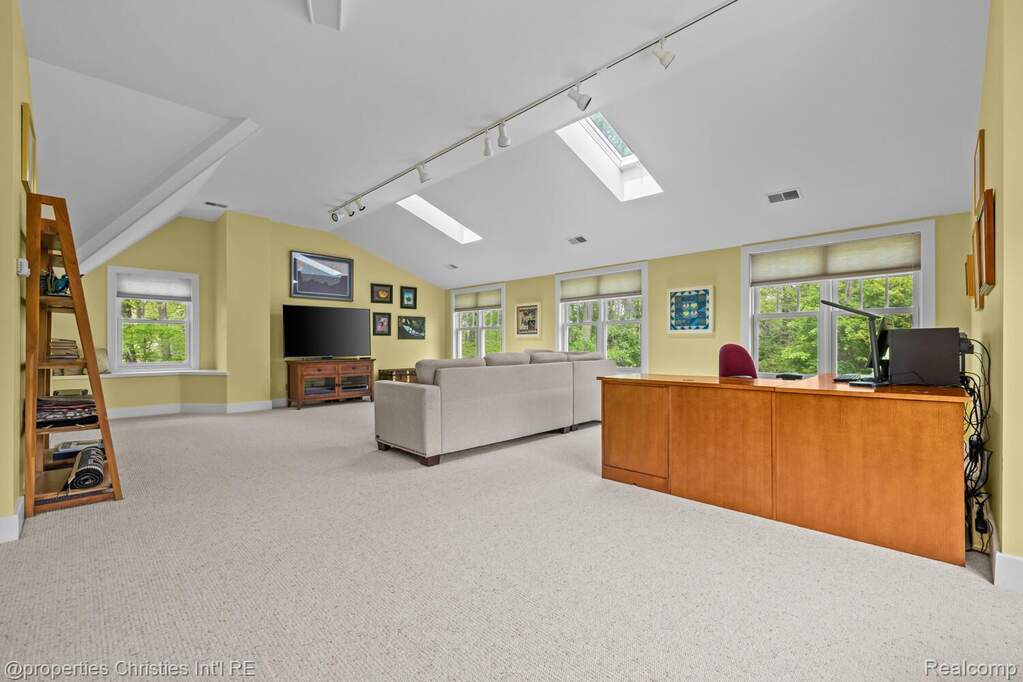 5 Bedroom Single Family Home/House's Image 42