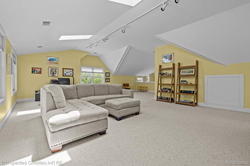 5 Bedroom Single Family Home/House's Image 43