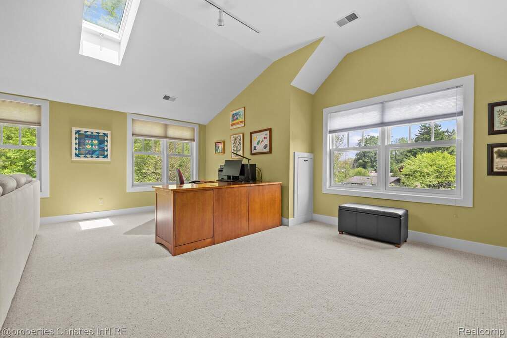 5 Bedroom Single Family Home/House's Image 44