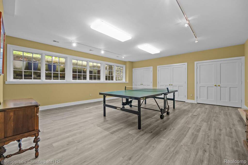 5 Bedroom Single Family Home/House's Image 48