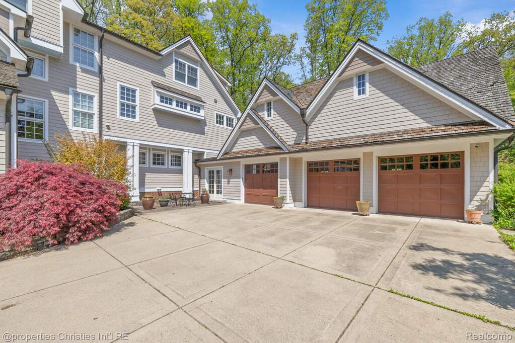 5 Bedroom Single Family Home/House's Image 57