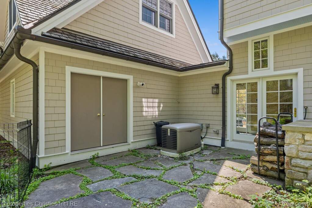 5 Bedroom Single Family Home/House's Image 64