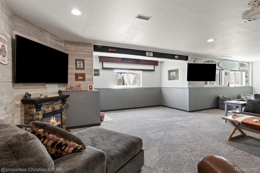 4 Bedroom Single Family Home/House's Image 32