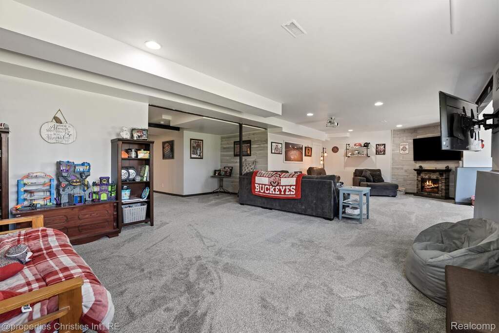 4 Bedroom Single Family Home/House's Image 34