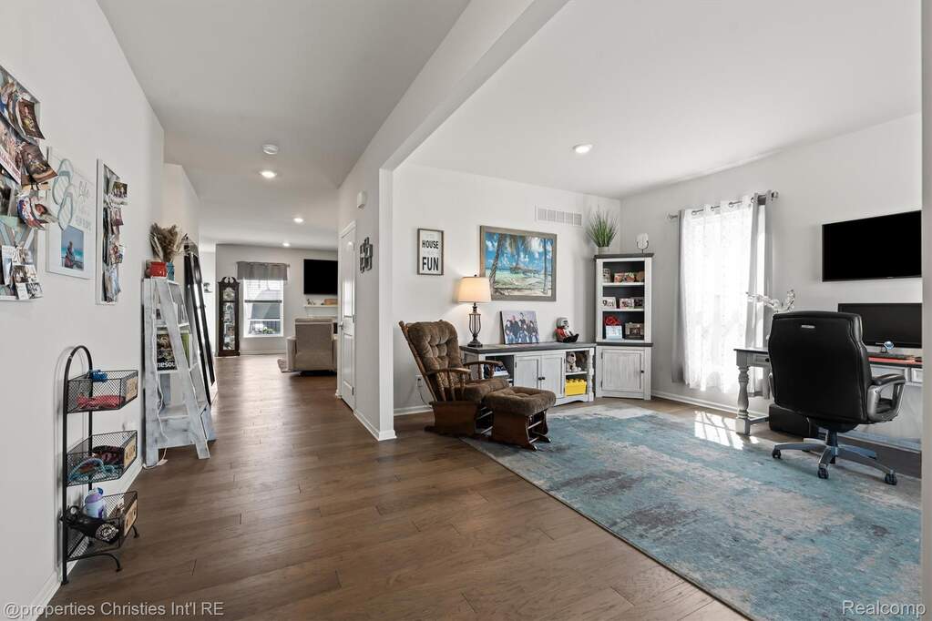 4 Bedroom Single Family Home/House's Image 3