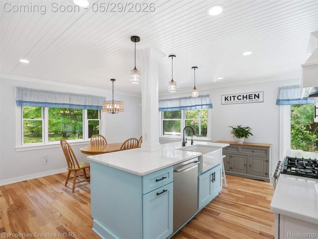 5 Bedroom Single Family Home/House's Image 11