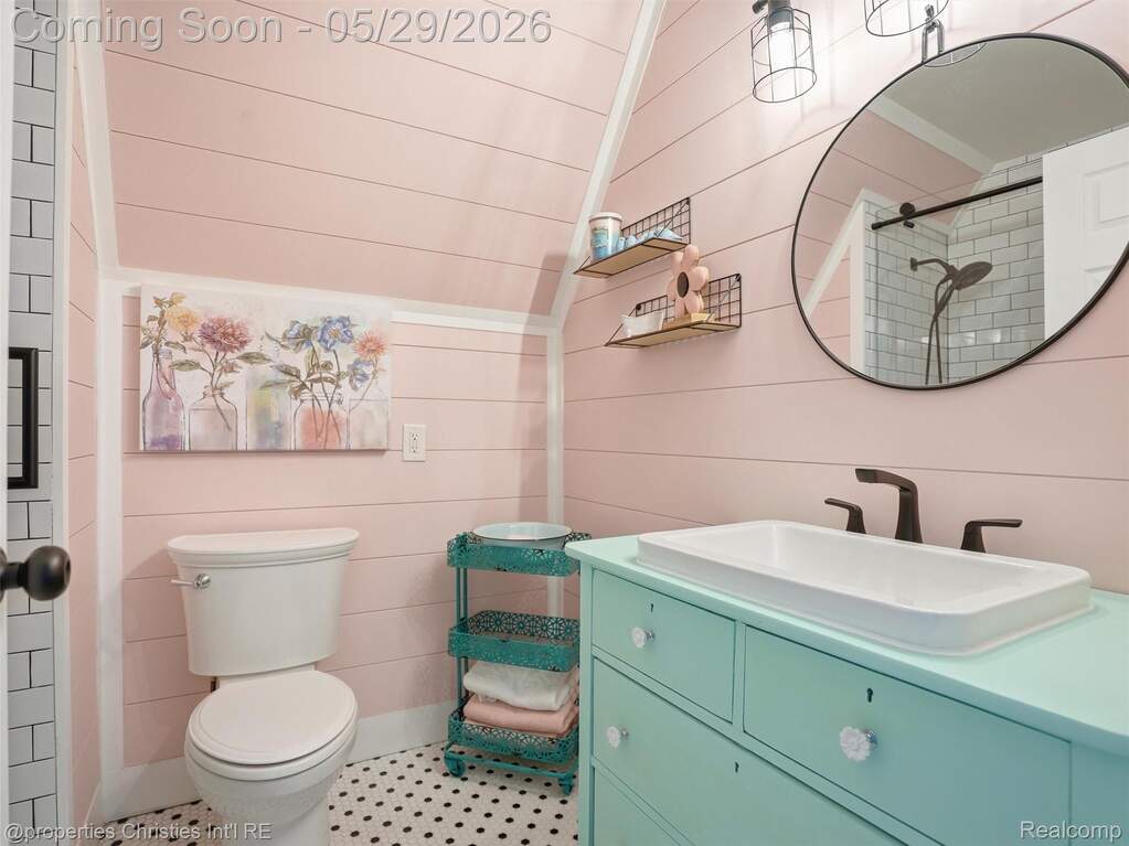 5 Bedroom Single Family Home/House's Image 31