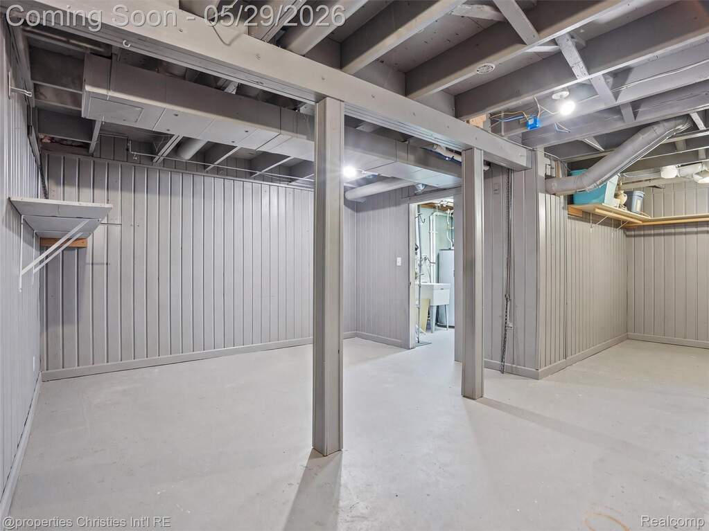 5 Bedroom Single Family Home/House's Image 34