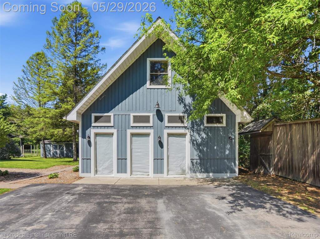 5 Bedroom Single Family Home/House's Image 38