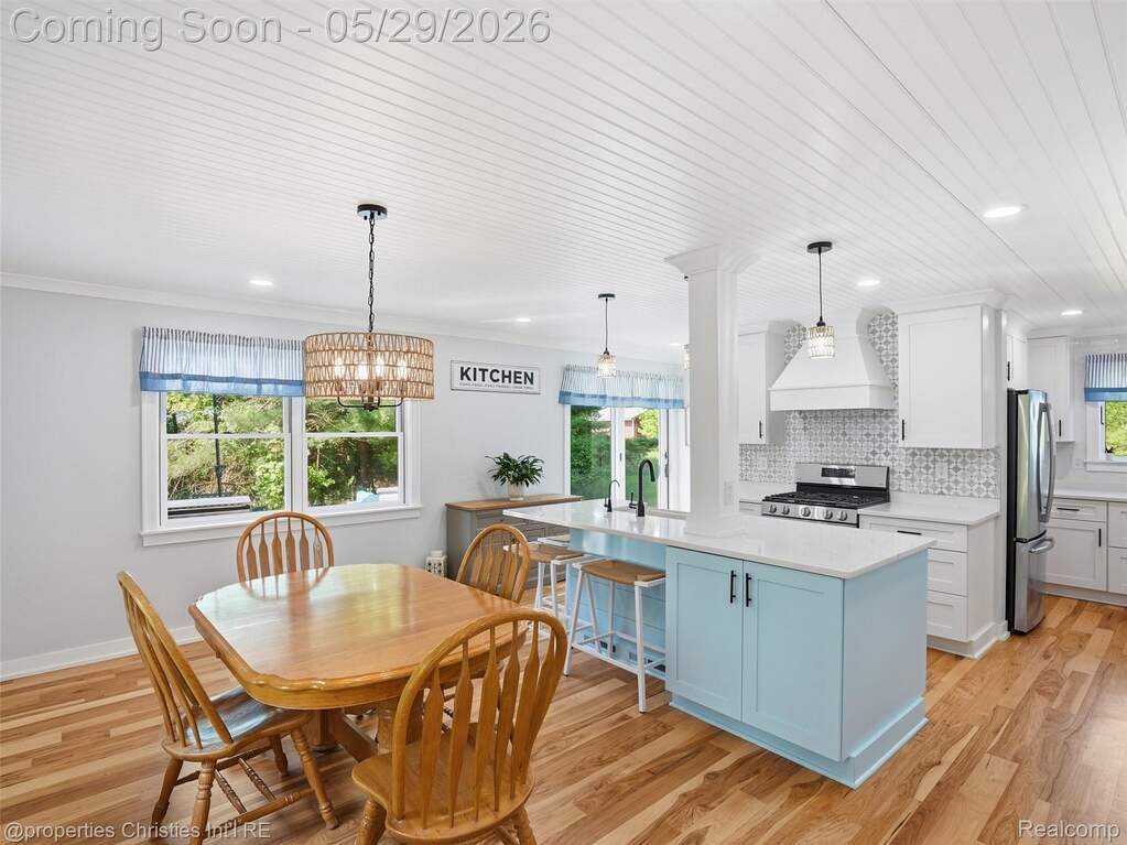 5 Bedroom Single Family Home/House's Image 3