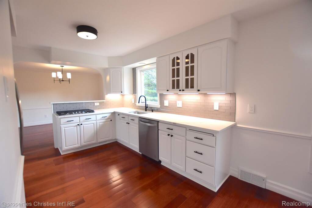 4 Bedroom Single Family Home/House's Image 7