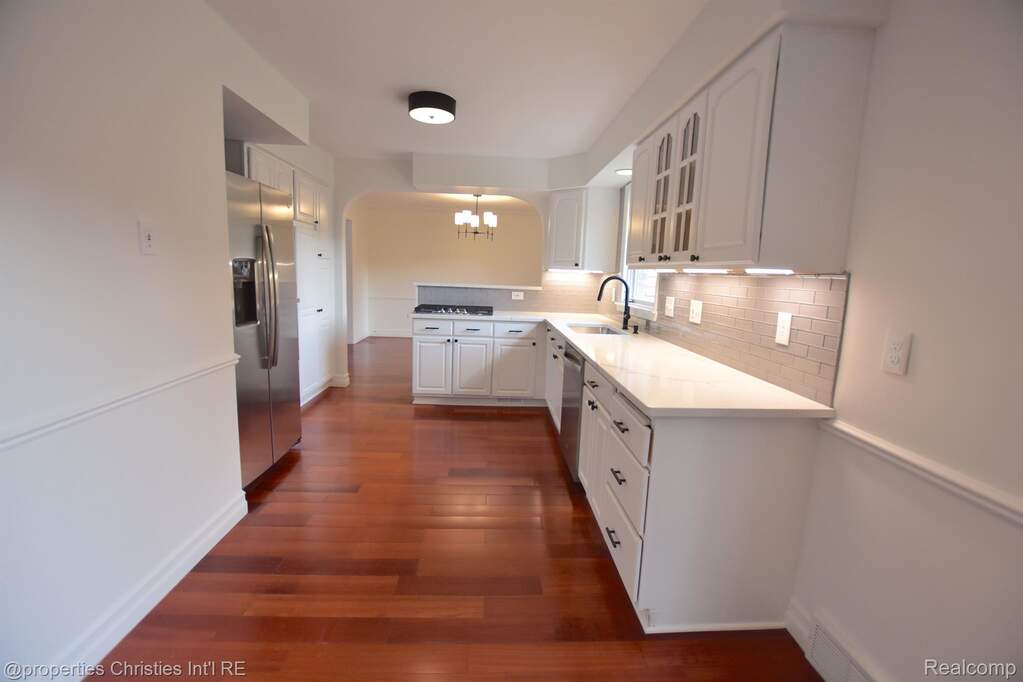 4 Bedroom Single Family Home/House's Image 9