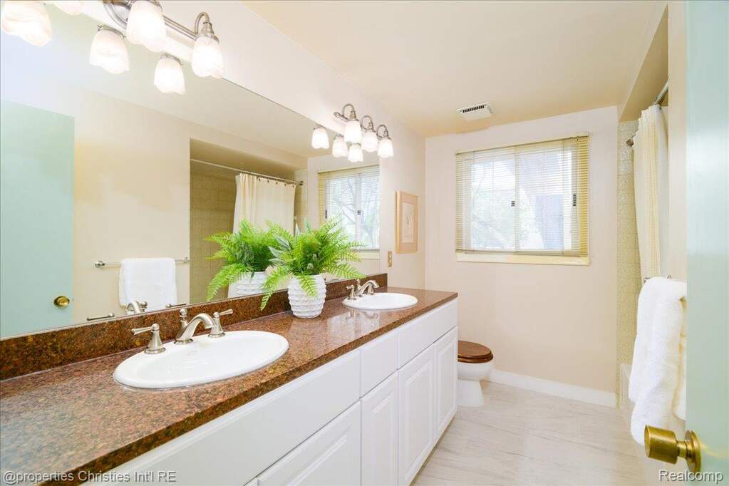 4 Bedroom Single Family Home/House's Image 29