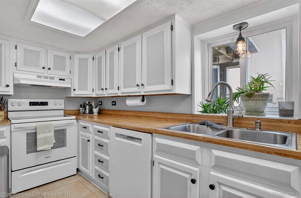 4 Bedroom Single Family Home/House's Image 29