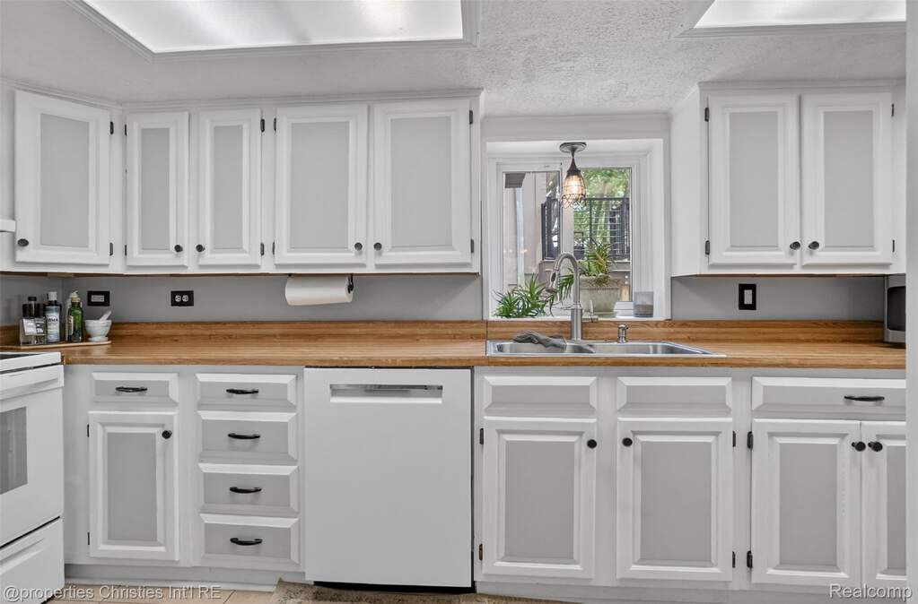 4 Bedroom Single Family Home/House's Image 30