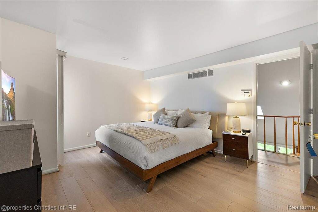 5 Bedroom Single Family Home/House's Image 19