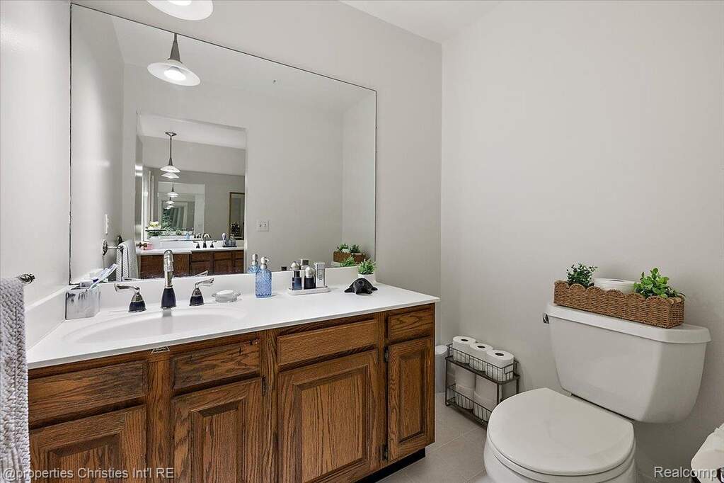 5 Bedroom Single Family Home/House's Image 23