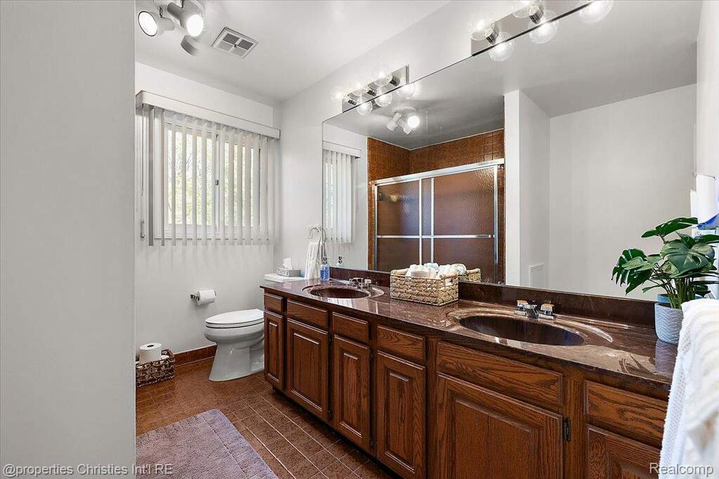 5 Bedroom Single Family Home/House's Image 31
