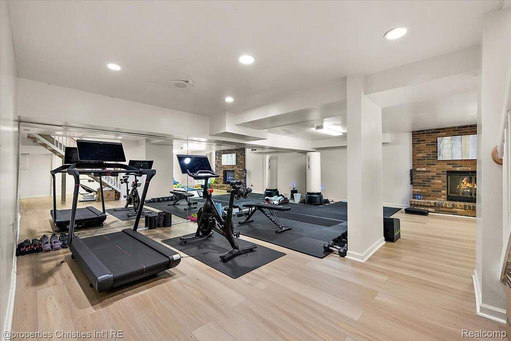 5 Bedroom Single Family Home/House's Image 33
