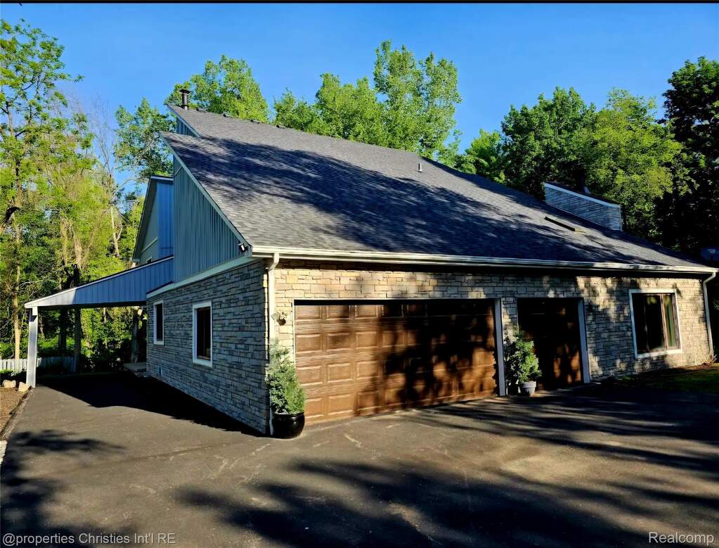 5 Bedroom Single Family Home/House's Image 43