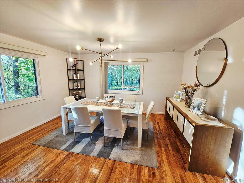 5 Bedroom Single Family Home/House's Image 3