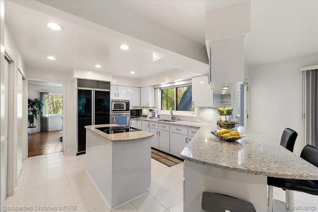 5 Bedroom Single Family Home/House's Image 5