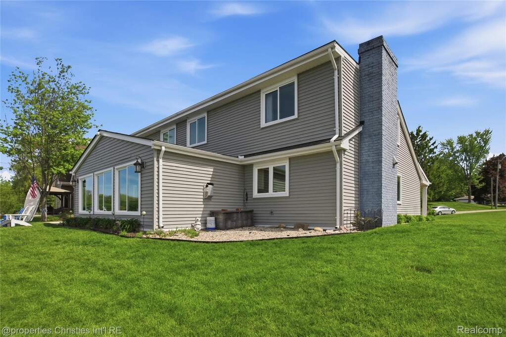 5 Bedroom Single Family Home/House's Image 10