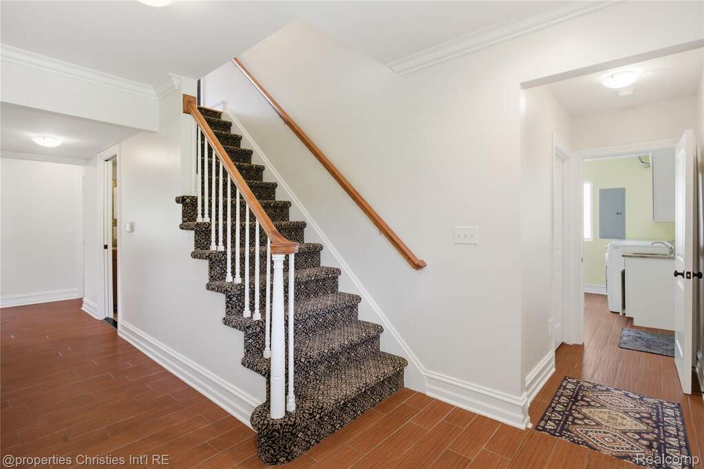 5 Bedroom Single Family Home/House's Image 13