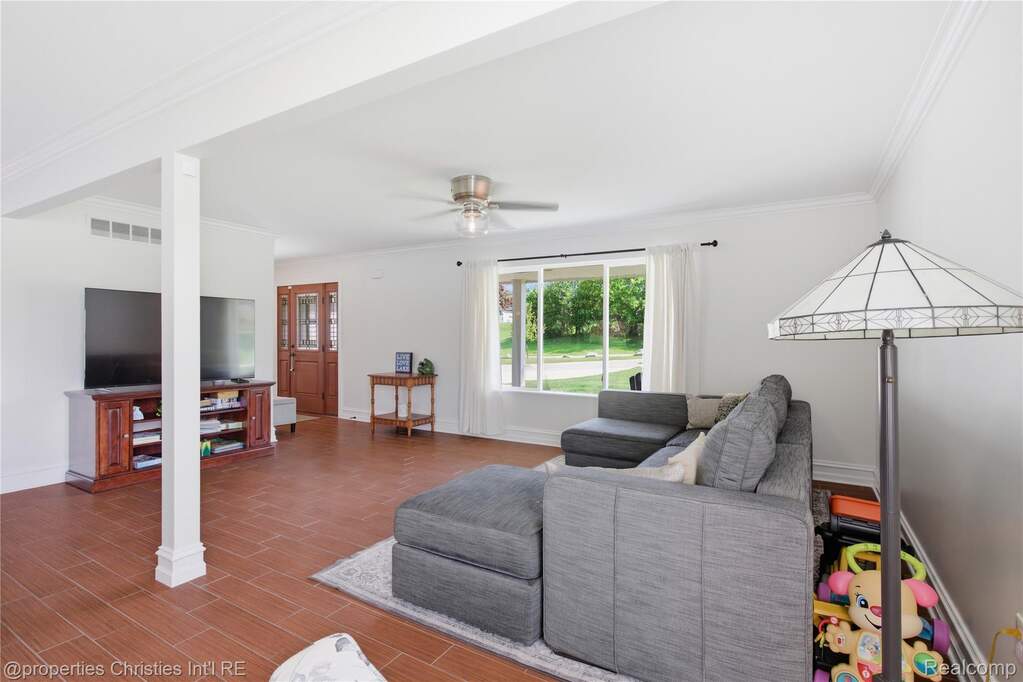 5 Bedroom Single Family Home/House's Image 18