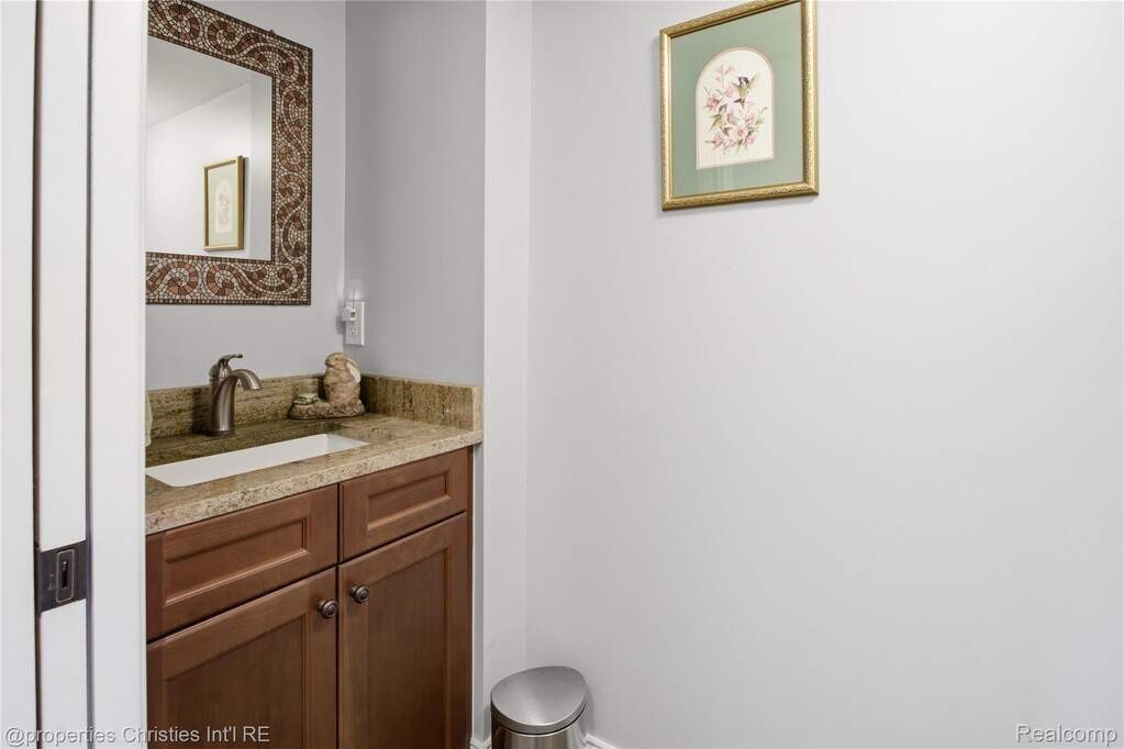 5 Bedroom Single Family Home/House's Image 37
