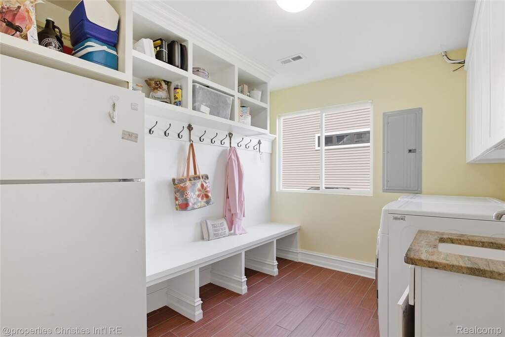 5 Bedroom Single Family Home/House's Image 39