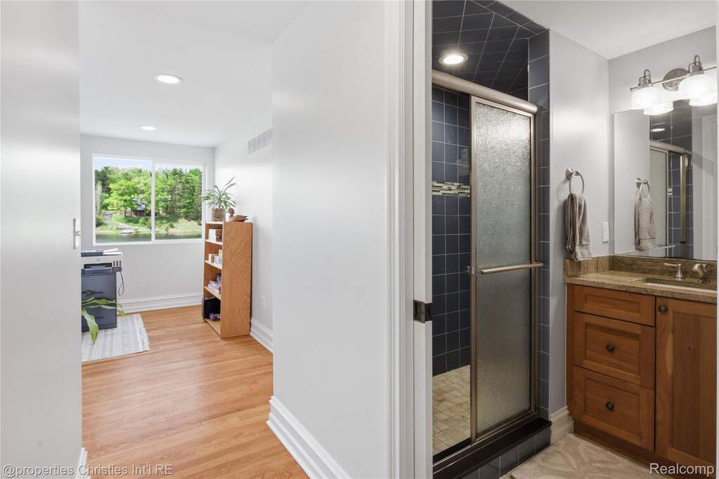 5 Bedroom Single Family Home/House's Image 43