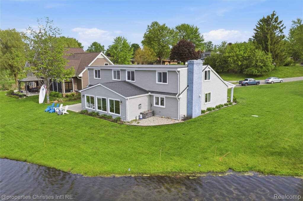 5 Bedroom Single Family Home/House's Image 4