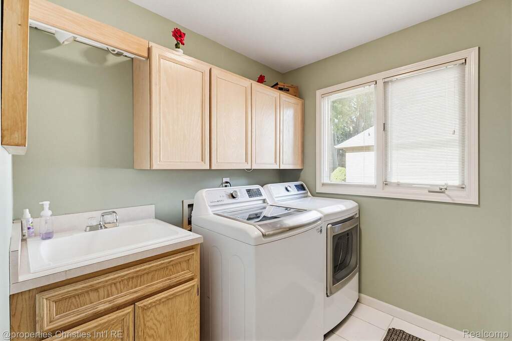 4 Bedroom Single Family Home/House's Image 36