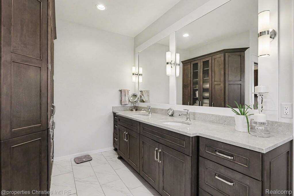 4 Bedroom Single Family Home/House's Image 31