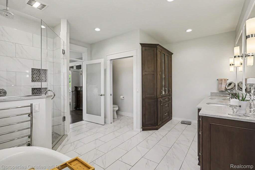 4 Bedroom Single Family Home/House's Image 33
