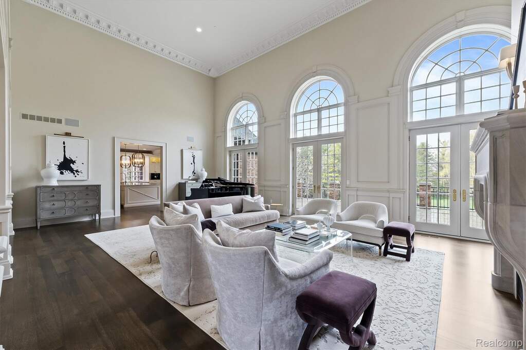 6 Bedroom Single Family Home/House's Image 8