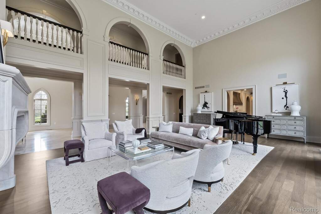 6 Bedroom Single Family Home/House's Image 9
