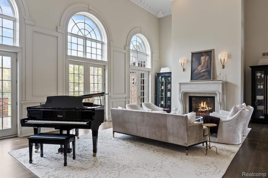 6 Bedroom Single Family Home/House's Image 10