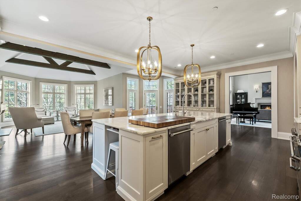 6 Bedroom Single Family Home/House's Image 11